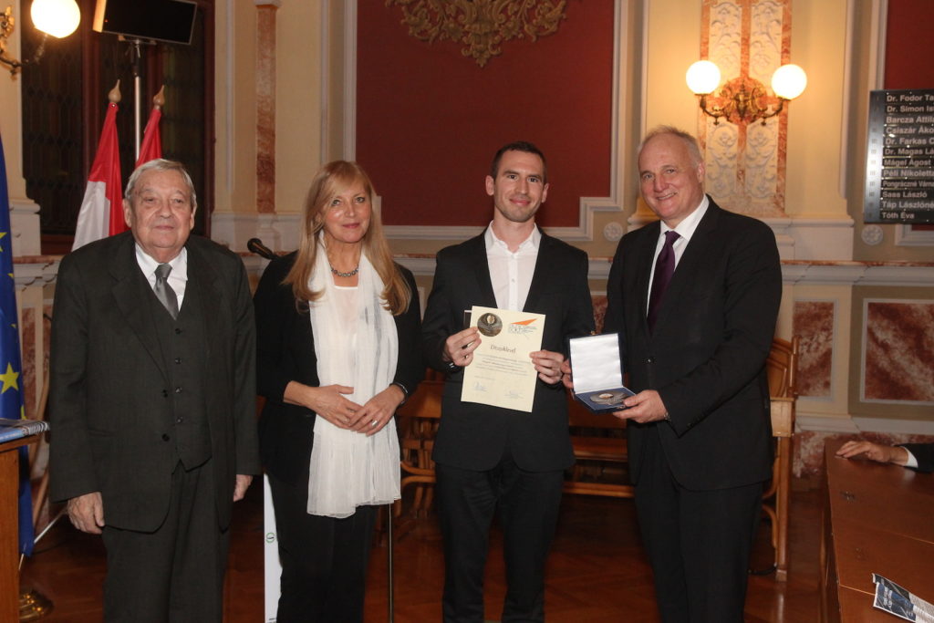 A Szegedi Tudomány Egyetem nevében Gyarmati László veszi át a díjat